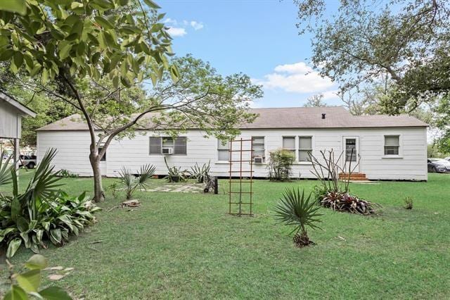 back of house featuring a lawn