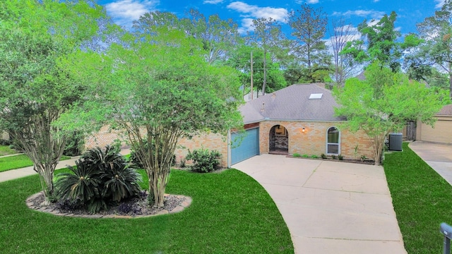 view of front of home with brick siding, a garage, a front lawn, and driveway