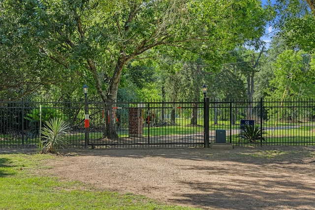 324 Howard St, Sealy, TX 77474 - gate with fence