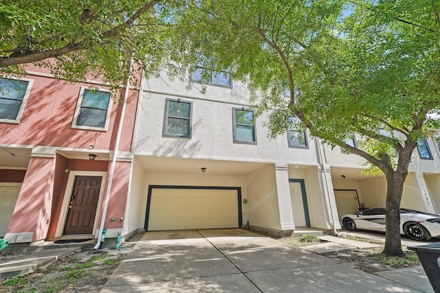 2905 Baer St Unit 3, Houston, TX 77020 - townhome / multi-family property with an attached garage, concrete driveway, and stucco siding