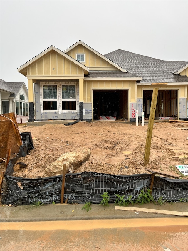 158 W Coralburst Loop, Montgomery, TX 77316 - view of front facade with board and batten siding, an attached garage, fence, and roof with shingles