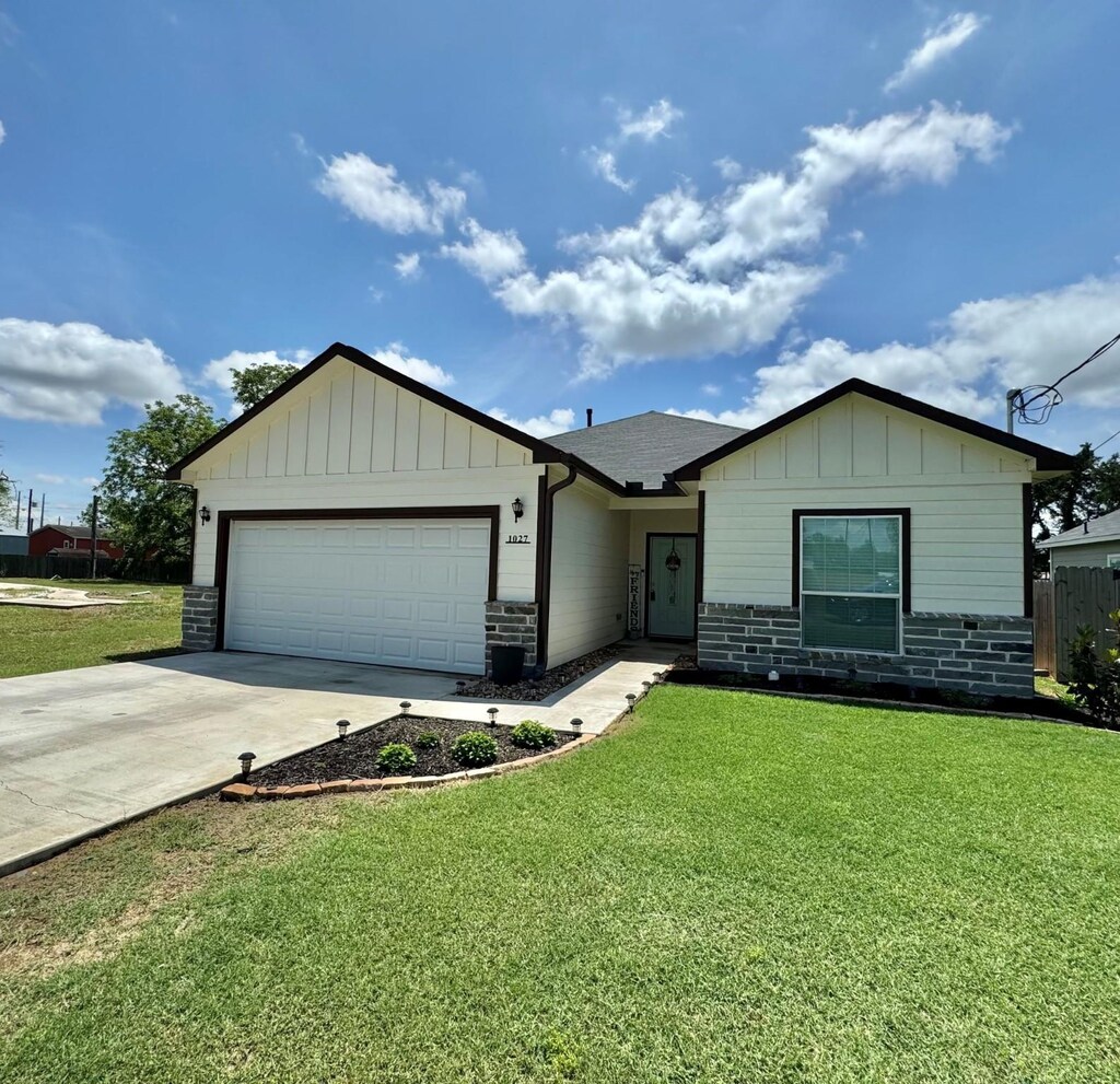 1027 Wallace St, Columbus, TX 78934 - photo 1