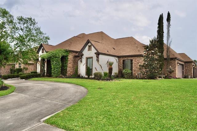 view of front of property featuring a front lawn