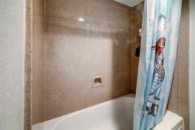 bathroom featuring shower / bath combo