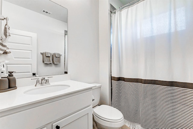full bath with toilet, visible vents, curtained shower, and vanity