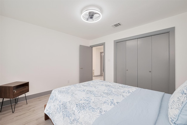 14823 Forest Lodge Dr, Houston, TX 77070 - bedroom featuring baseboards, visible vents, light wood-style flooring, and a closet