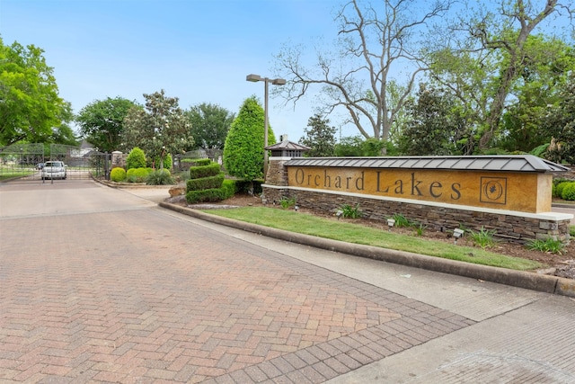 3902 Lakeridge Canyon Dr, Sugar Land, TX 77498 - community sign with a gate and decorative driveway