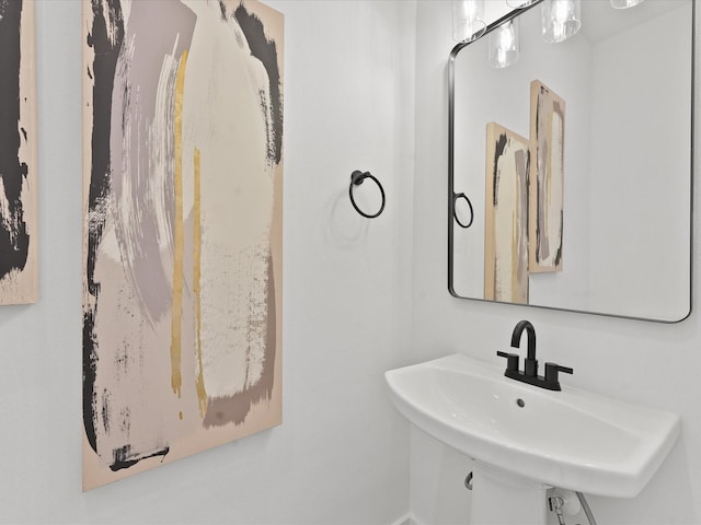 bathroom featuring a sink