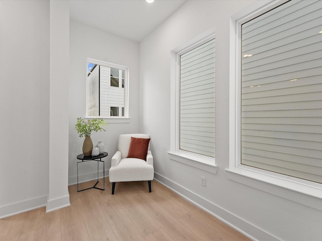 living area featuring recessed lighting, light wood-type flooring, and baseboards