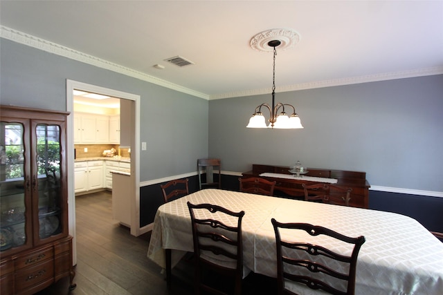 dining room featuring an inviting chandelier, visible vents, crown molding, baseboards, and dark wood-style flooring