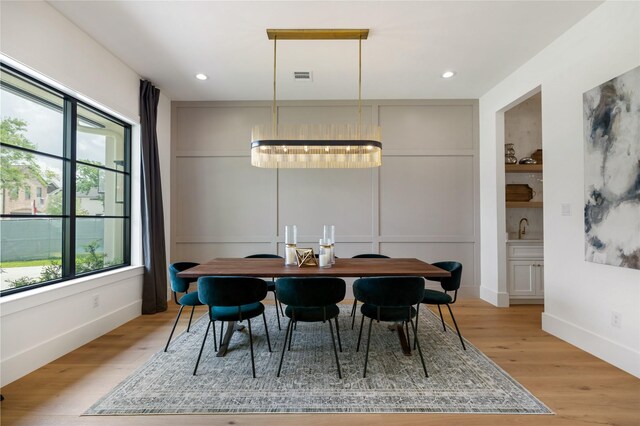 dining space featuring baseboards, light wood-style floors, visible vents, and recessed lighting
