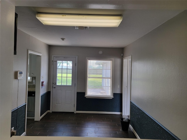 entryway featuring visible vents, baseboards, and wood tiled floor