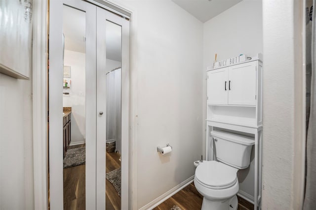 full bathroom featuring baseboards, vanity, toilet, and wood finished floors