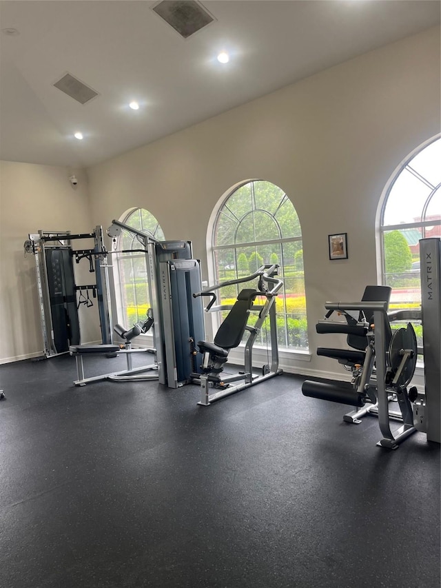 exercise room with visible vents, recessed lighting, and baseboards