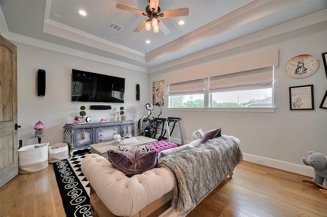 living area with a tray ceiling, wood finished floors, a ceiling fan, baseboards, and recessed lighting