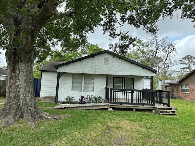 view of front of house featuring a front lawn and fence