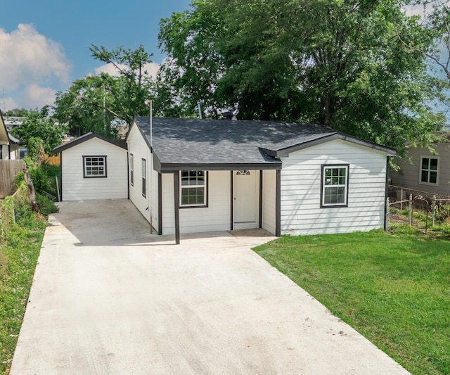 single story home with fence, a shingled roof, a front yard, and concrete driveway