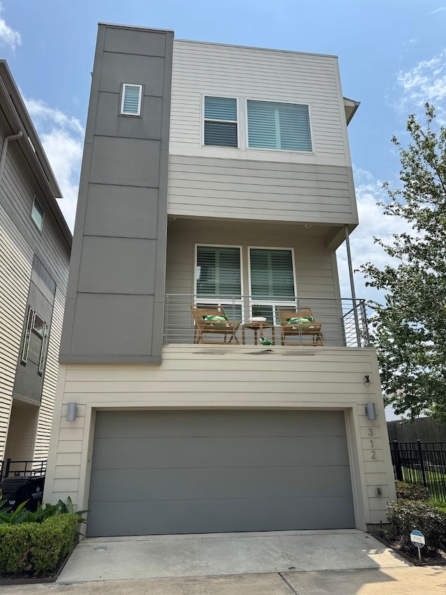 312 Eado Park Cir, Houston, TX 77020 - contemporary house with an attached garage