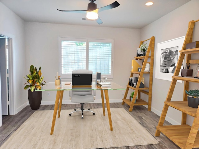 312 Eado Park Cir, Houston, TX 77020 - office area featuring wood finished floors, ceiling fan, baseboards, and recessed lighting