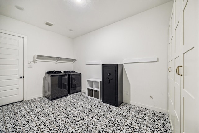 8818 Laurel Crest Dr, Missouri City, TX 77459 - clothes washing area featuring washing machine and clothes dryer, baseboards, laundry area, and visible vents