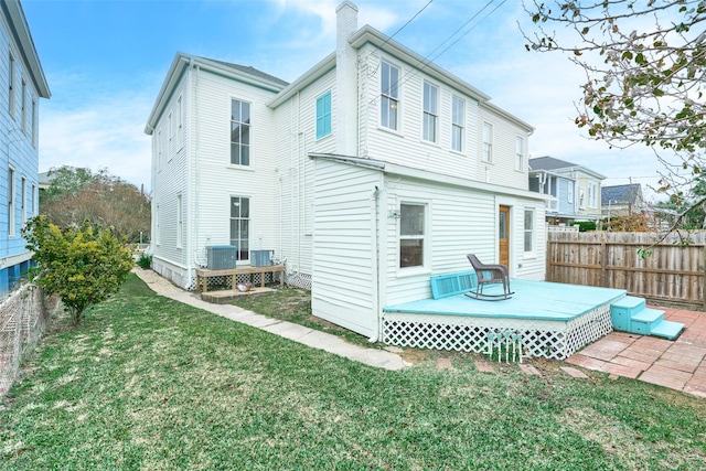 view of front facade featuring a fenced front yard
