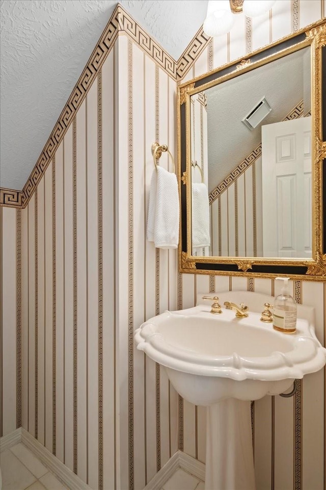 bathroom with visible vents and wallpapered walls