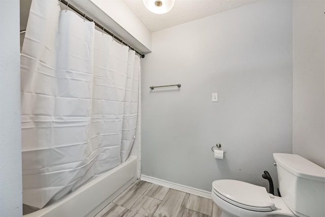 3626 Lake Breeze Ln, Crosby, TX 77532 - full bathroom featuring shower / bath combo with shower curtain, toilet, and baseboards