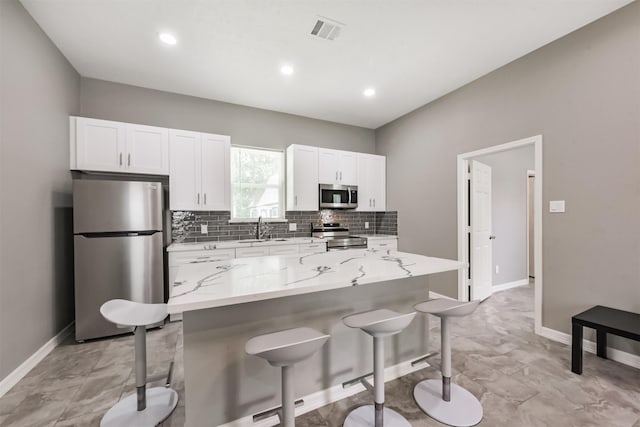 3626 Lake Breeze Ln, Crosby, TX 77532 - kitchen featuring visible vents, appliances with stainless steel finishes, a breakfast bar area, and a sink