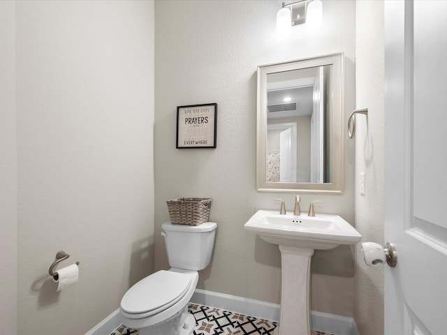 7262 Monarch Dr, Katy, TX 77493 - half bath featuring baseboards, visible vents, and toilet