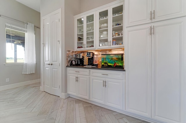 bar featuring tasteful backsplash, baseboards, and bar area