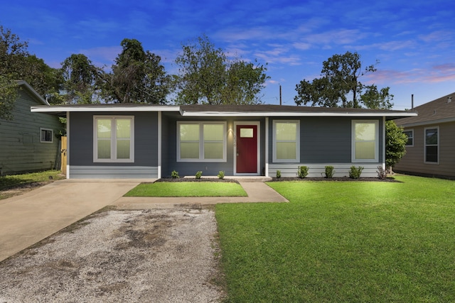 single story home with a front lawn