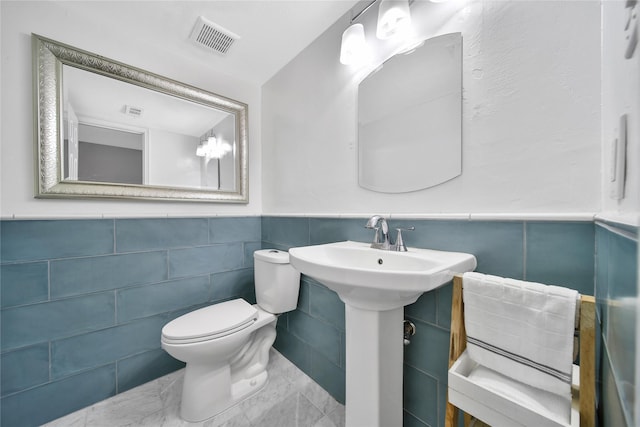 818 Wax Myrtle Ln, Houston, TX 77079 - bathroom featuring wainscoting, visible vents, and tile walls