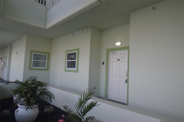 entrance to property with stucco siding