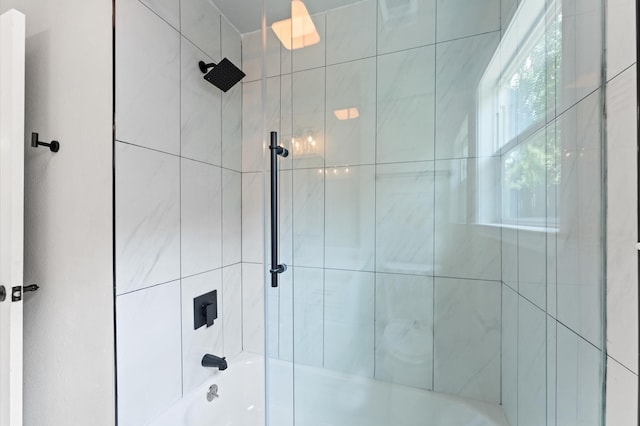 bathroom with combined bath / shower with glass door