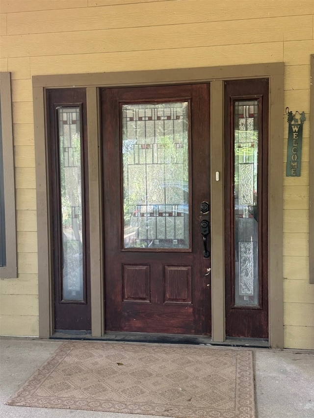 entrance to property featuring covered porch