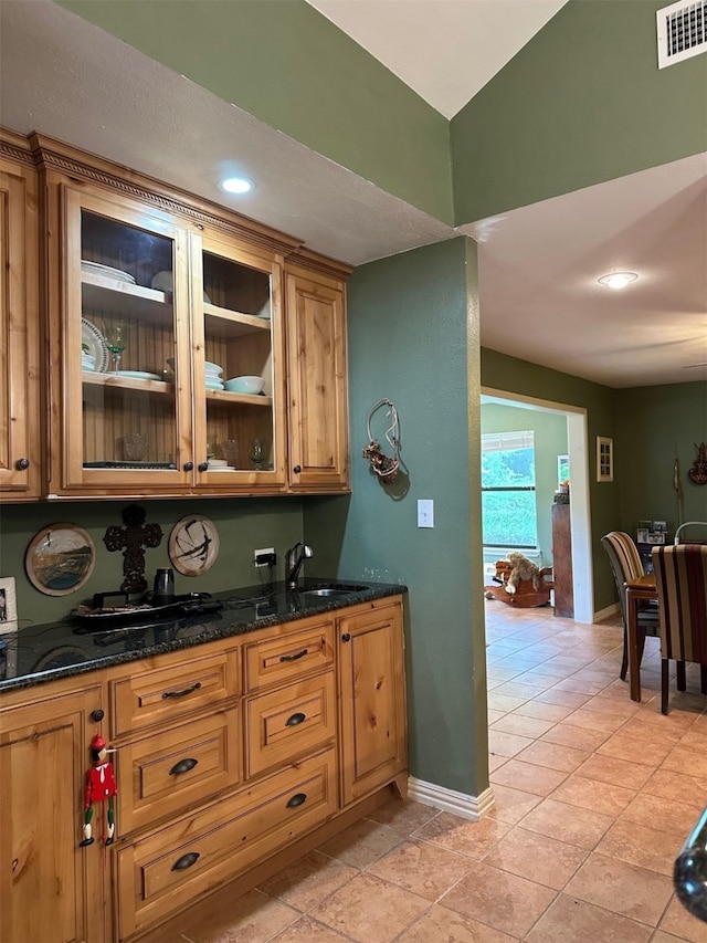 bar with baseboards, visible vents, a sink, and recessed lighting