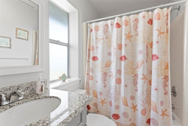 full bath with toilet, a shower with curtain, and vanity