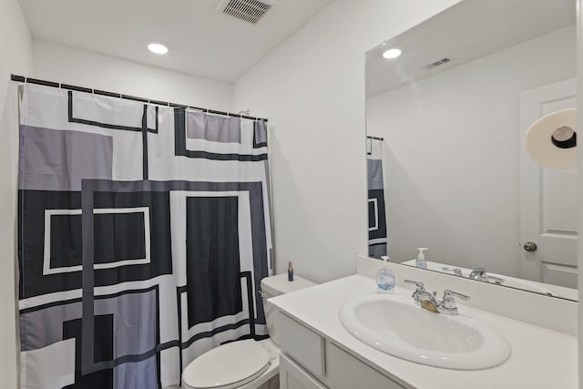 full bath featuring visible vents, a shower with shower curtain, toilet, and vanity