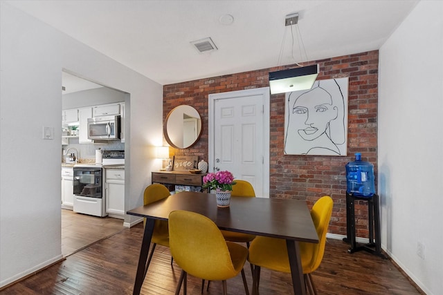 1201 Bering Dr Unit 28, Houston, TX 77057 - dining space with baseboards, dark wood-style flooring, and visible vents