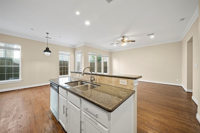 3444 Cline St, Houston, TX 77020 - kitchen with recessed lighting, dishwasher, an island with sink, and a sink