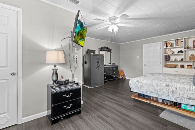 3721 Avalon Ave, Port Arthur, TX 77642 - bedroom with dark wood-type flooring, visible vents, a ceiling fan, and baseboards