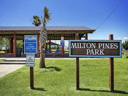 4215 San Jacinto Dr, Galveston, TX 77554 - exterior view