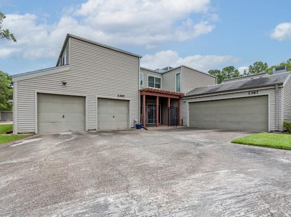 view of front facade with driveway