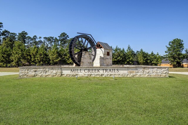 community sign featuring a yard