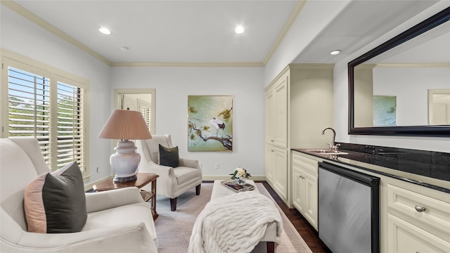 living area featuring recessed lighting, indoor wet bar, crown molding, and baseboards