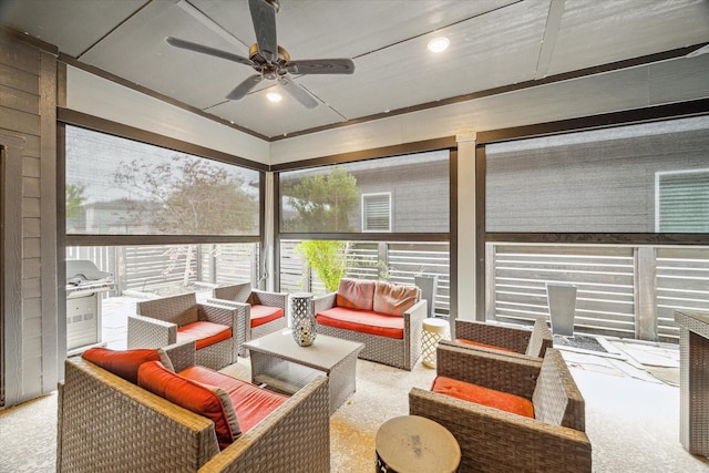 sunroom featuring outdoor lounge area and ceiling fan