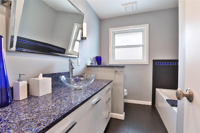 2427 Willowby Dr, Houston, TX 77008 - bathroom featuring a bath, baseboards, toilet, and vanity