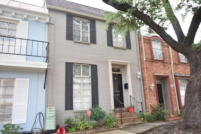 6413 Ella Lee Ln, Houston, TX 77057 - view of property featuring brick siding and a balcony