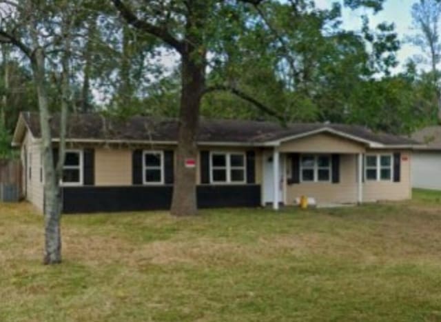 single story home with a front lawn