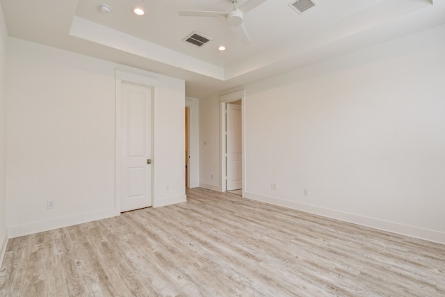 2718 Oakwood Crest Ln, Houston, TX 77018 - empty room featuring a raised ceiling, wood finished floors, visible vents, and ceiling fan